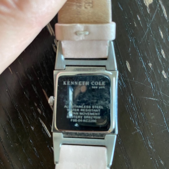 Kenneth Cole watch in Light Pink leather - Picture 5 of 5
